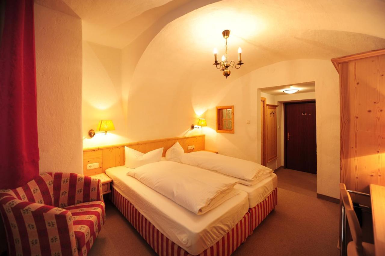Hotel Krone Matrei am Brenner Bagian luar foto